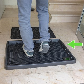TAPIS AVEC RÉSERVOIR POUR LE LIQUIDE DÉSINFECTANT